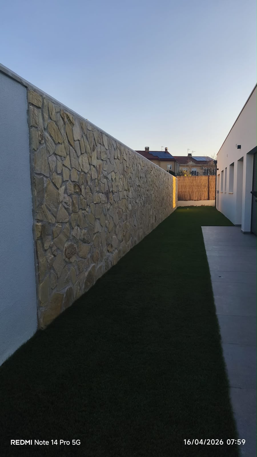 Muro de Piedra Natural y Jardín